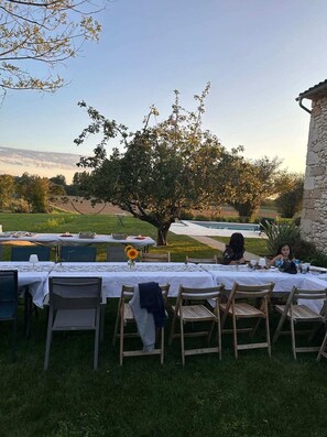 House | Tempat makan luar