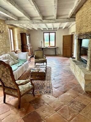 House | Living room - Holiday Home in Pardaillan With Private Pool (Pardaillan)