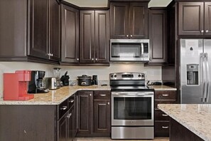Fridge, microwave, oven, stovetop - Multiple Family Homes - 23 Rooms / Pools&Spas (Kissimmee)