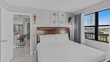 2 soverom, strykejern/-brett og reiseseng for barn