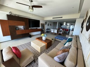 Una Smart TV, una chimenea, una mesa de tenis de mesa, libros