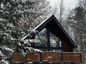 Exterior - Whitetail Chalet @ Bridgton with Hot Tub/5 min from pleasant mountain/Dogs ok (Bridgton)