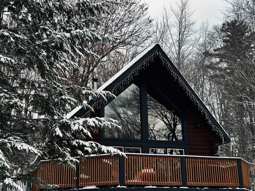 Whitetail Chalet @ Bridgton with Hot Tub/5 min from pleasant mountain/Dogs ok