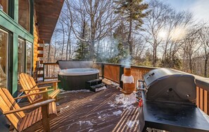 Terrace/patio - Whitetail Chalet @ Bridgton with Hot Tub/5 min from pleasant mountain/Dogs ok (Bridgton)