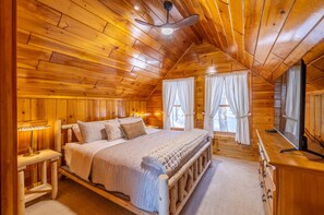 3 bedrooms, iron/ironing board, free WiFi, bed sheets - Whitetail Chalet @ Bridgton with Hot Tub/5 min from pleasant mountain/Dogs ok (Bridgton)