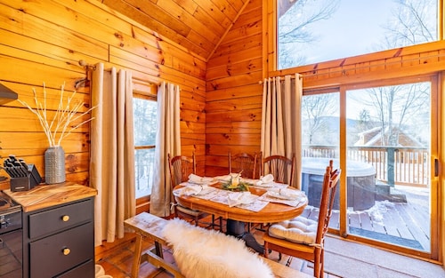 Whitetail Chalet @ Bridgton with Hot Tub/5 min from pleasant mountain/Dogs ok