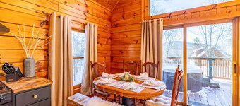 Whitetail Chalet @ Bridgton with Hot Tub/5 min from pleasant mountain/Dogs ok