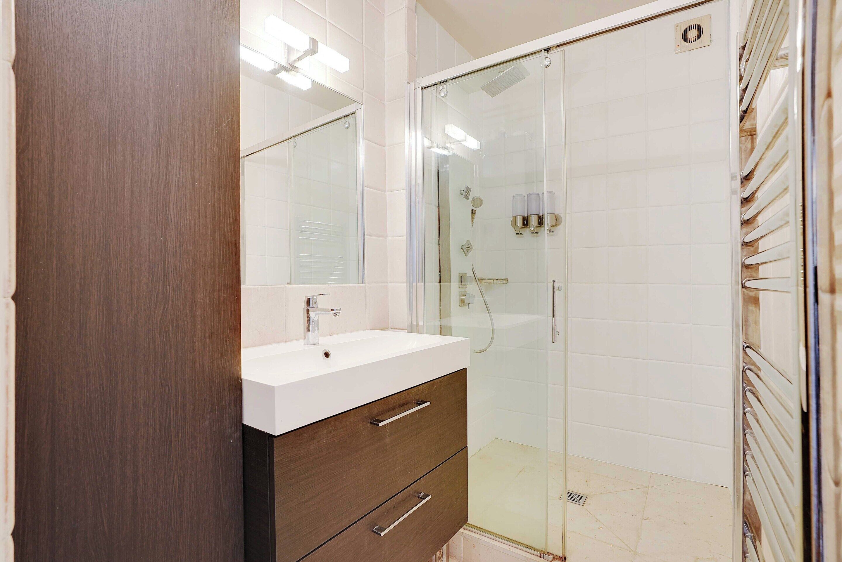 Leilighet | Bad | Hårføner, håndklær og sjampo