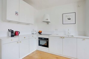 Apartamento | Cozinha privada | Geladeira, micro-ondas, fogão, cooktop