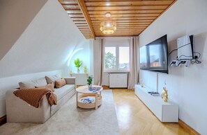 Smart TV, fireplace, video games, books - Cosmic Living by Tayo Ajayi (Zwickau)