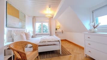 Iron/ironing board, free WiFi, bed sheets