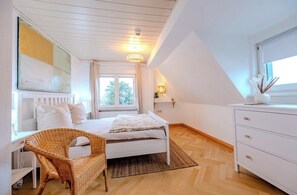 Iron/ironing board, free WiFi, bed sheets - Cosmic Living by Tayo Ajayi (Zwickau)