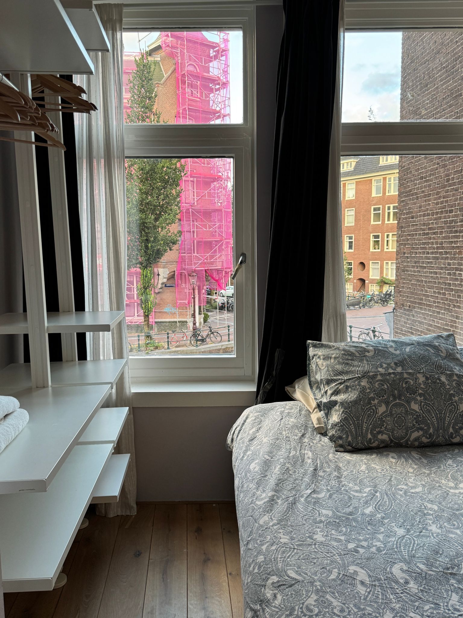 Een strijkplank/strijkijzer, wifi, beddengoed