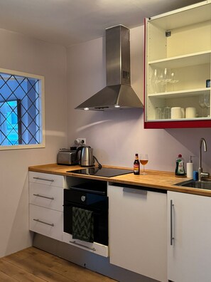 Mikrovågsugn, ugn, spishäll och diskmaskin