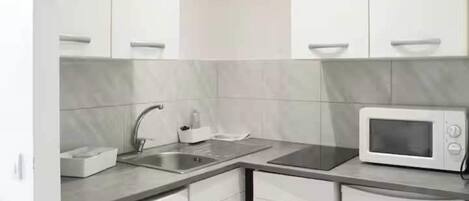 Apartment | Eigene Küche | Wasserkocher mit Kaffee-/Teezubehör, Kühlschrank, Mikrowelle, Herdplatte