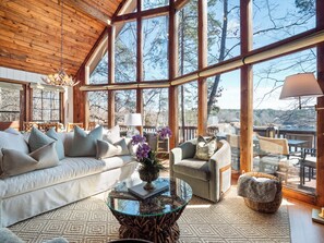 Smart TV, fireplace, table football - Chalet on Smith Lake - perfect lakeside retreat! (Crane Hill)