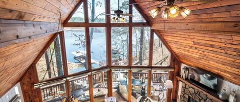 Smart TV, chimenea y futbolito