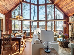 Smart TV, fireplace, table football - Chalet on Smith Lake - perfect lakeside retreat! (Crane Hill)