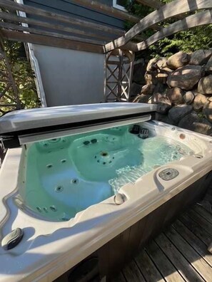 Outdoor spa tub - Aux Berges de la Rivière-du-Nord 3 (Bleu) (Prévost)