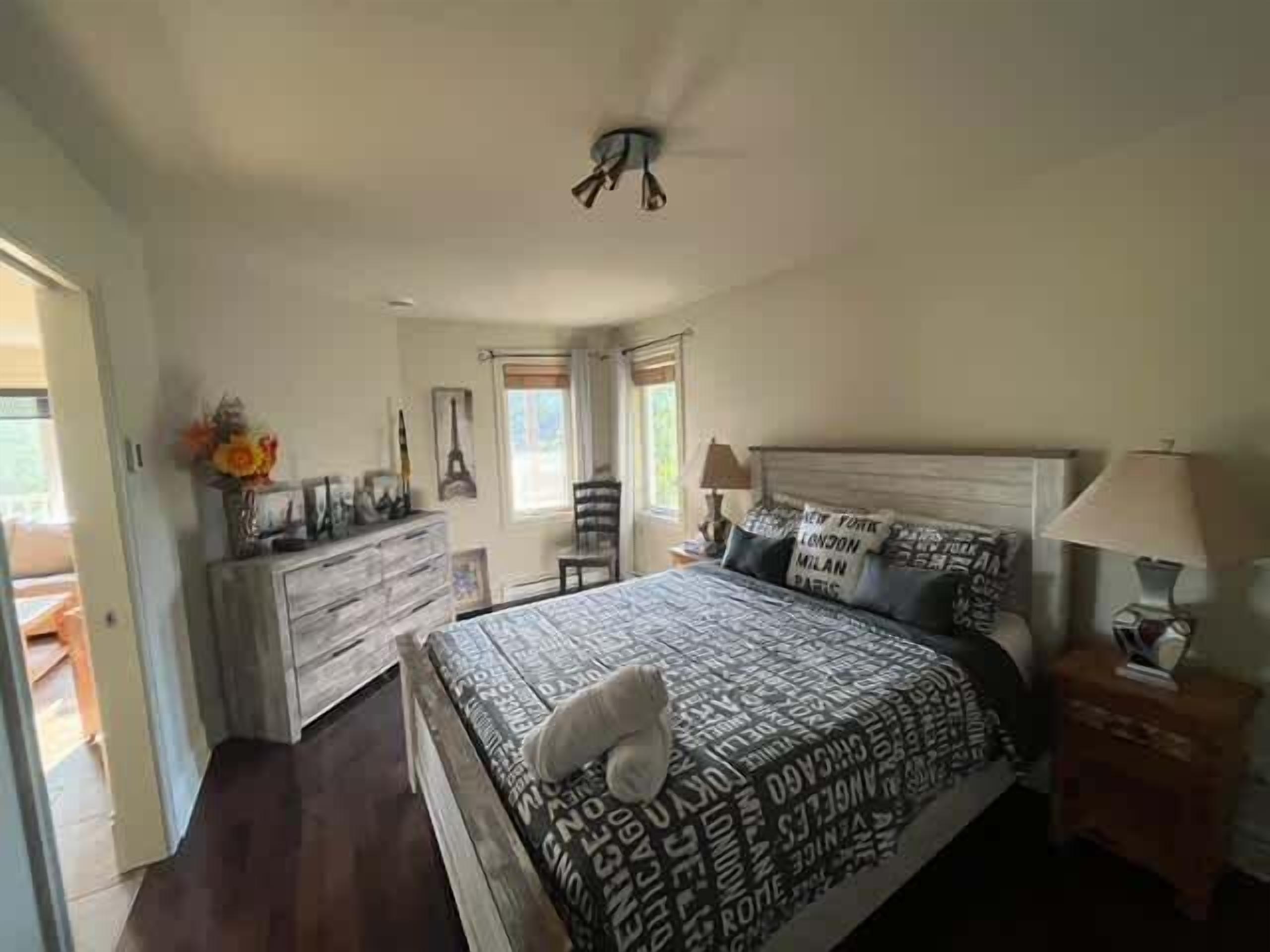 Tabla de planchar con plancha, wifi y ropa de cama 