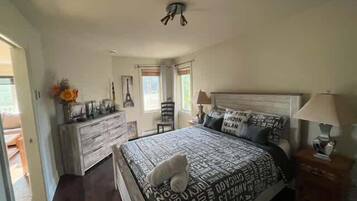 Tabla de planchar con plancha, wifi y ropa de cama