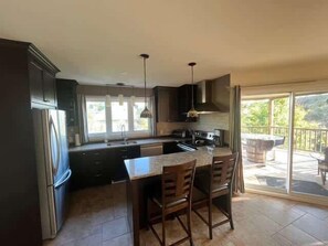 Fridge, microwave, oven, stovetop - Spa & River - Aux Berges du Nord 3 (Prévost)