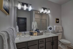Shower, hair dryer, towels, soap - Modern Apt Minutes to Universal (Frisco)