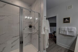 Shower, hair dryer, towels, soap - Modern Apt Minutes to Universal (Frisco)