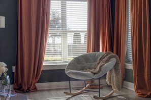 Living area - Modern Apt Minutes to Universal (Frisco)