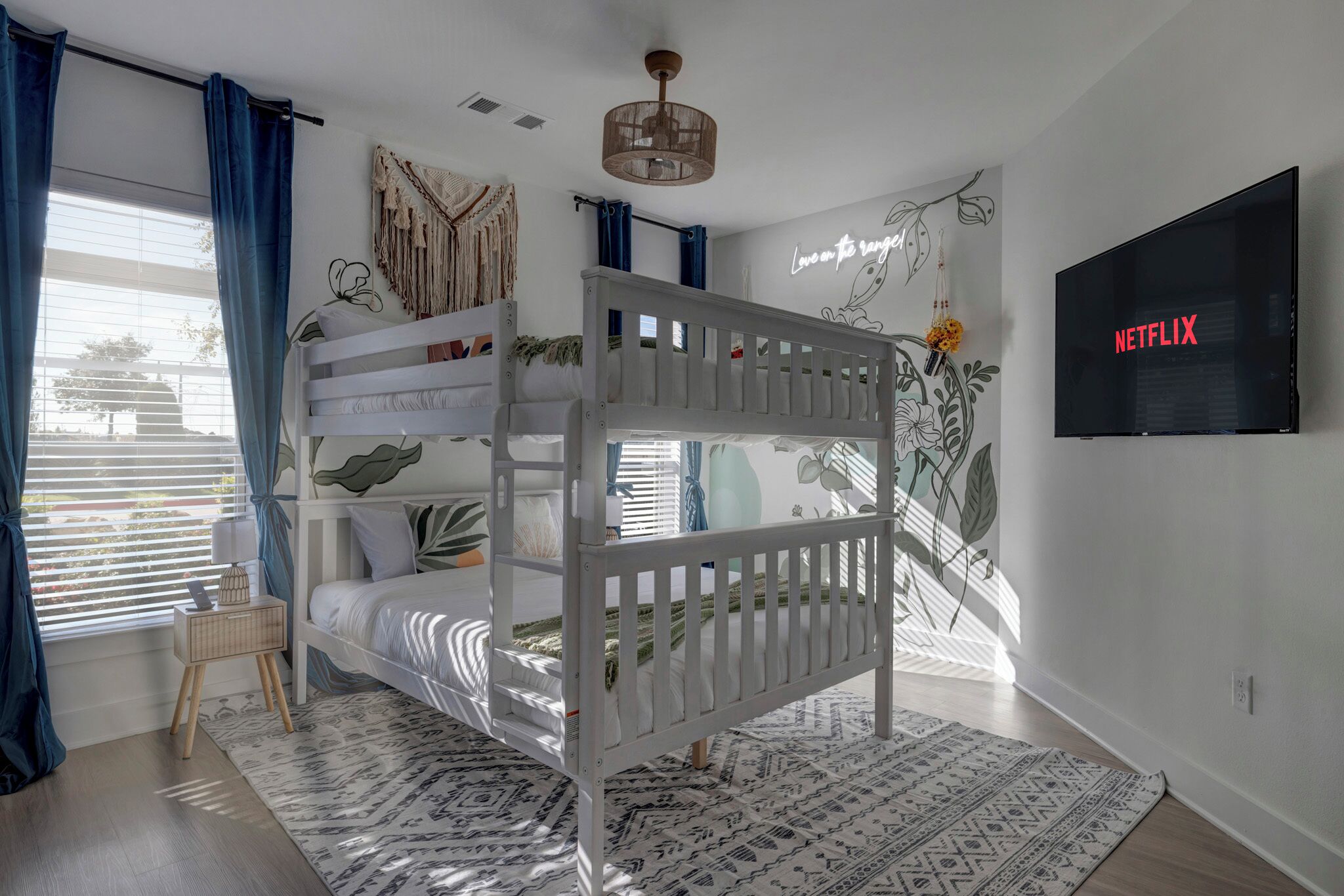 2 slaapkamers, een strijkplank/strijkijzer, reisbedje, gratis wifi