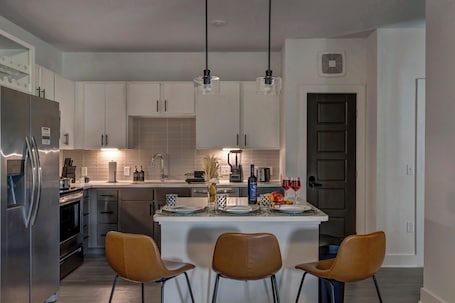 Fridge, microwave, oven, stovetop. Modern Apt Minutes to Universal