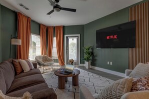 Smart TV - Modern Apt Minutes to Universal (Frisco)