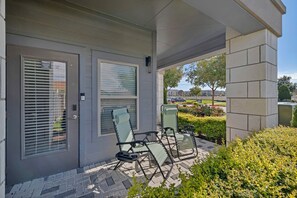 Terrace/patio - Modern Apt Minutes to Universal (Frisco)