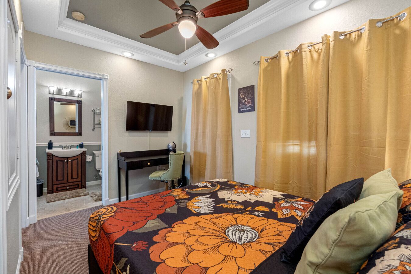 Desk, iron/ironing board, WiFi, bed sheets