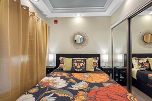 Een bureau, een strijkplank/strijkijzer, wifi, beddengoed