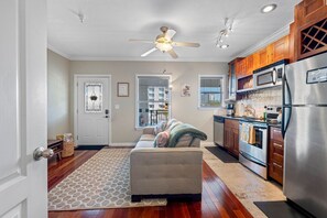 Interior - `The Hive` Walkable Modern DTSP Getaway-Book Now! (St. Petersburg)