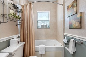 Een haardroger, handdoeken