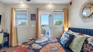 Desk, iron/ironing board, WiFi, bed sheets