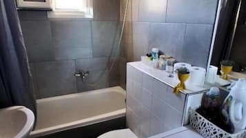 Haartrockner, Handtücher, Seife, Toilettenpapier