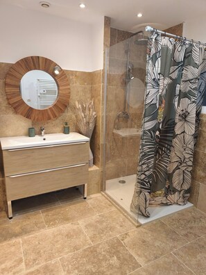 Shower, hair dryer, towels, soap - Charming country cottage with view (Aramon)
