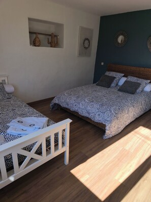 3 bedrooms, iron/ironing board, travel crib, free WiFi - Charming country cottage with view (Aramon)