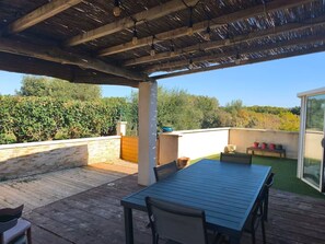 Outdoor dining - Charming country cottage with view (Aramon)