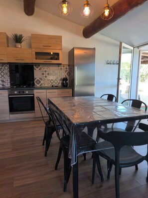 Fridge, microwave, oven, stovetop - Charming country cottage with view (Aramon)