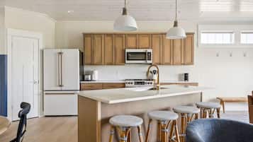 Family Suite | Private kitchen | Coffee/tea maker, toaster, cookware/dishes/utensils