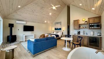 Premier Cottage, Lake View | Premium bedding, memory foam beds, individually decorated