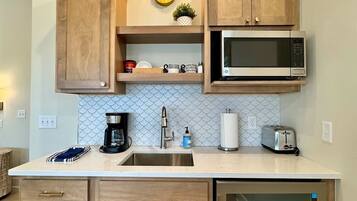 Cottage « Premier », vue lac | Cuisine privée | Grand réfrigérateur, micro-ondes, four, plaque de cuisson