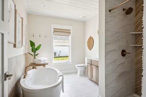 Casa de campo Premier, vistas al lago | Baño | Artículos de higiene personal gratuitos y secador de pelo