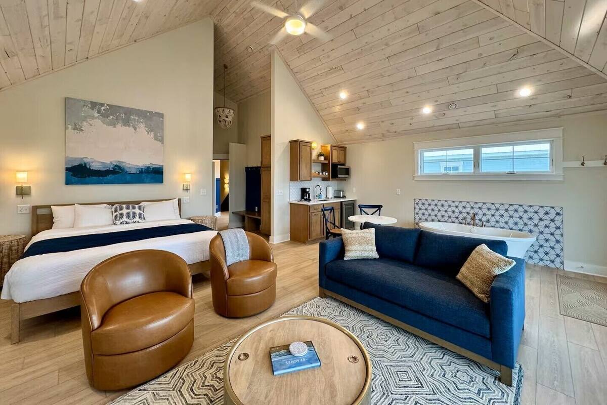 Premier Cottage, Lake View | Premium bedding, memory foam beds, WiFi (free), individually decorated