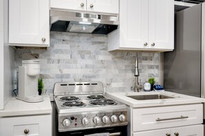 Microwave, stovetop - Everything NEW Studio! Close to Golf and Medical! (Augusta)