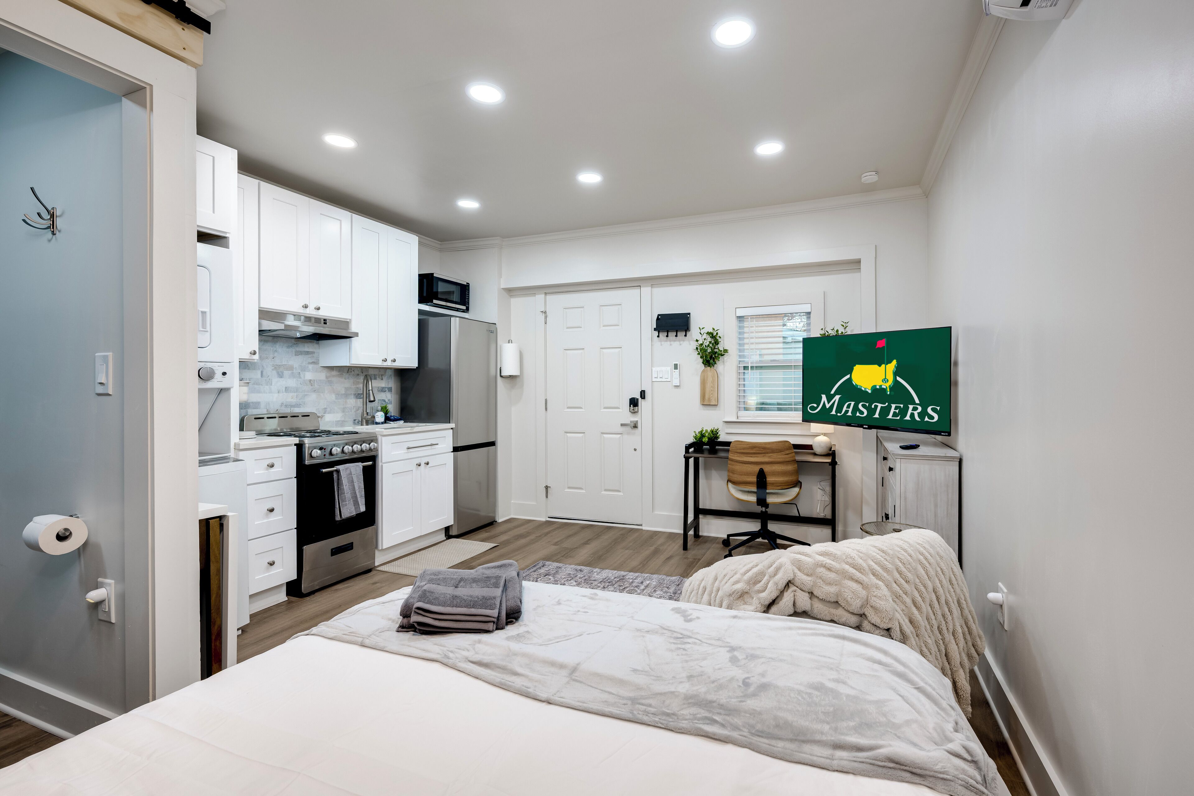 Tabla de planchar con plancha, wifi, ropa de cama